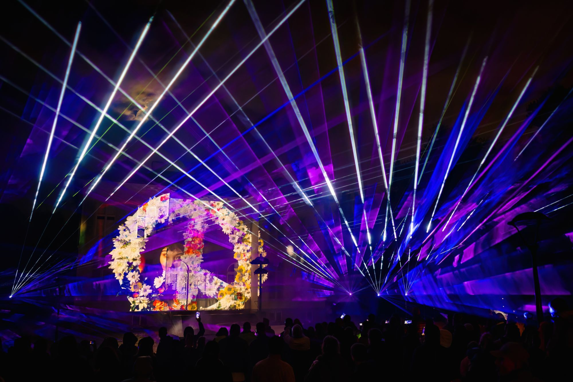 Sfeerbeeld van de lasershow tijdens de Vredesfeesten in Bouckenborghpark.